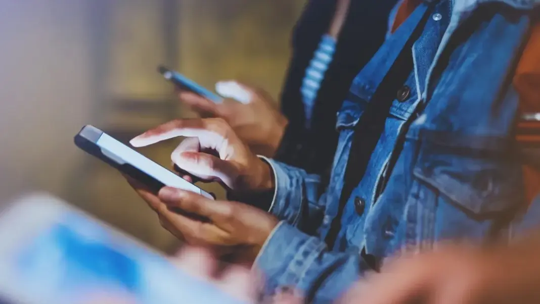 Ilustrasi antarmuka WhatsApp dengan notifikasi chat pihak ketiga untuk pengguna di Eropa