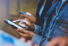 Hapus Aplikasi Ini agar Memori HP Tidak Penuh Ilustrasi antarmuka WhatsApp dengan notifikasi chat pihak ketiga untuk pengguna di Eropa