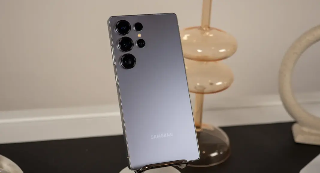 Tampilan belakang Samsung Galaxy S25 Ultra warna silver dengan desain kamera mutakhir