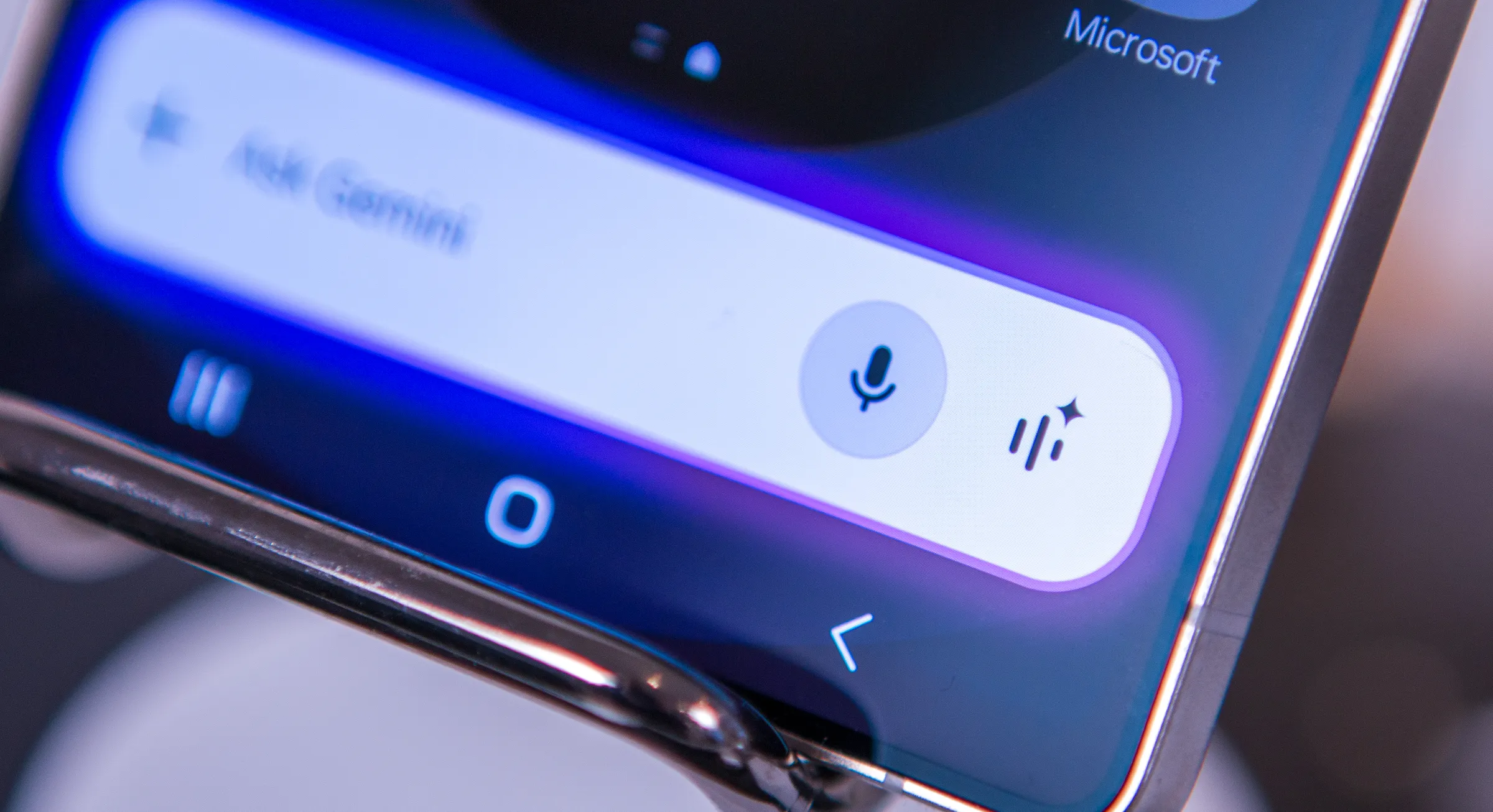 Close-up on Gemini and Voice buttons on Galaxy S25 Ultra