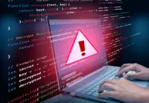 Peringatan keamanan siber dengan tanda peringatan data terkunci, simbol ransomware dan serangan hacker pada jaringan online