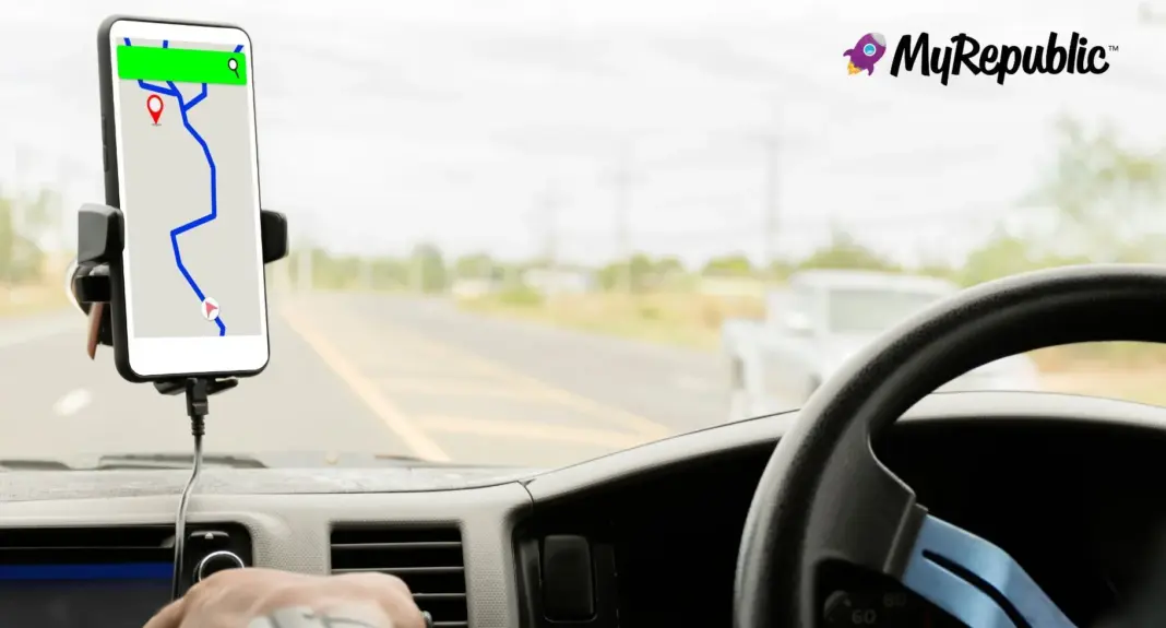 Ilustrasi fitur Live Lane Guidance Google Maps di layar dashboard mobil Polestar 4 dengan panduan jalur biru