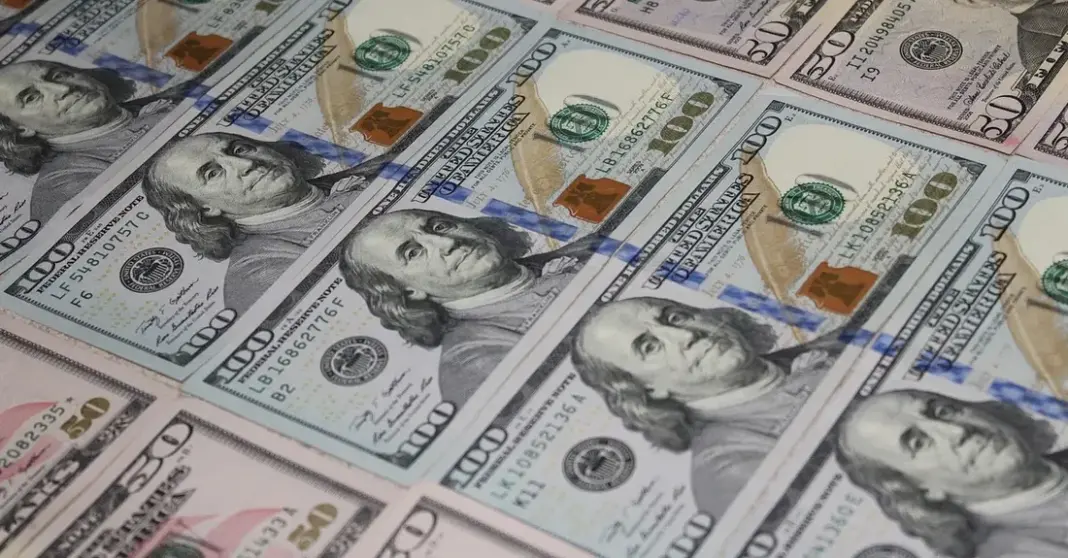 Perbandingan visual smartphone flagship premium dan smartphone budget dengan perbedaan fitur dan desain