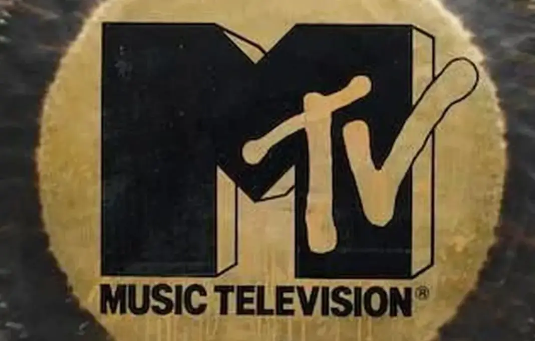 Logo ikonik MTV dengan latar belakang hitam, simbol dari era keemasan musik televisi.