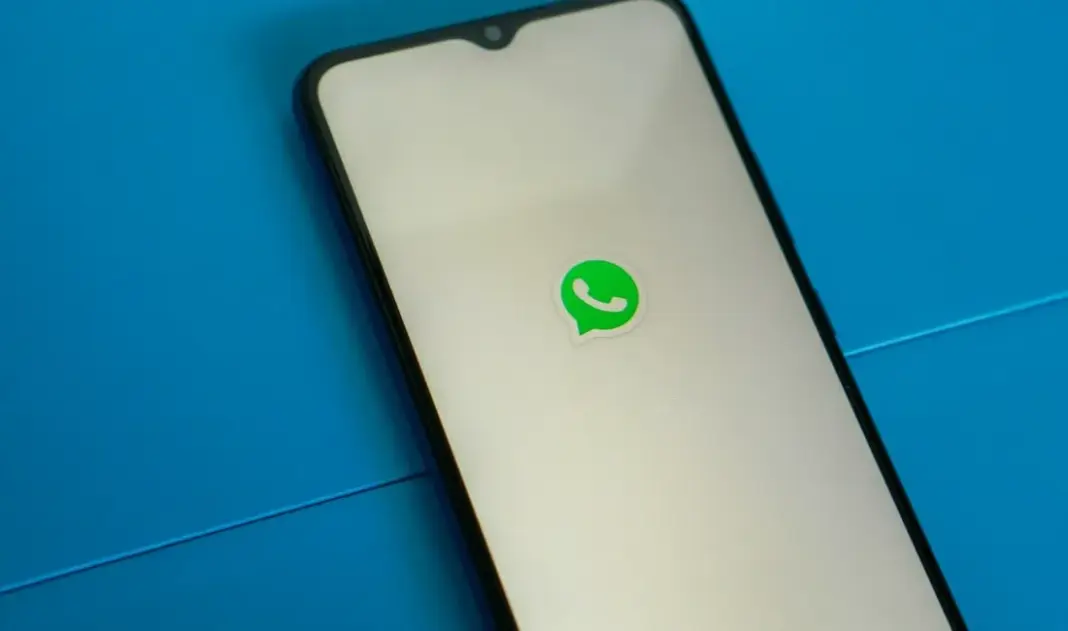 Ilustrasi kerentanan keamanan WhatsApp yang mengekspos miliaran nomor telepon pengguna secara global