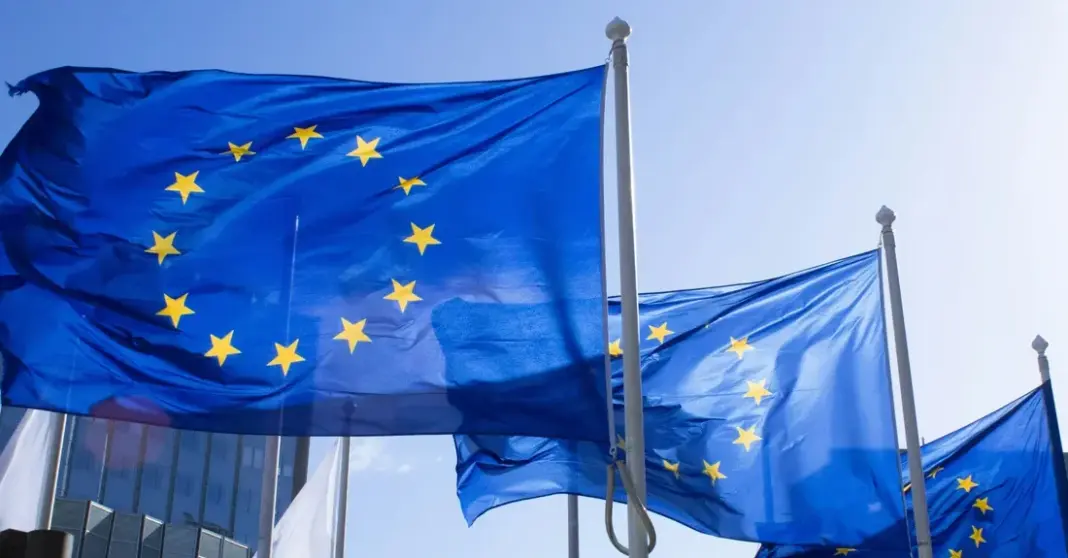 Bendera Uni Eropa berkibar di depan gedung parlemen Eropa