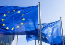 Uni Eropa Rombak Aturan Cookie, Pop-up Iklan Bakal Berkurang Bendera Uni Eropa berkibar di depan gedung parlemen Eropa