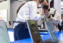 Daftar HP Baru yang Bakal Rilis di Tahun 2026 Produk smartphone Samsung dipamerkan di China International Import Expo Shanghai
