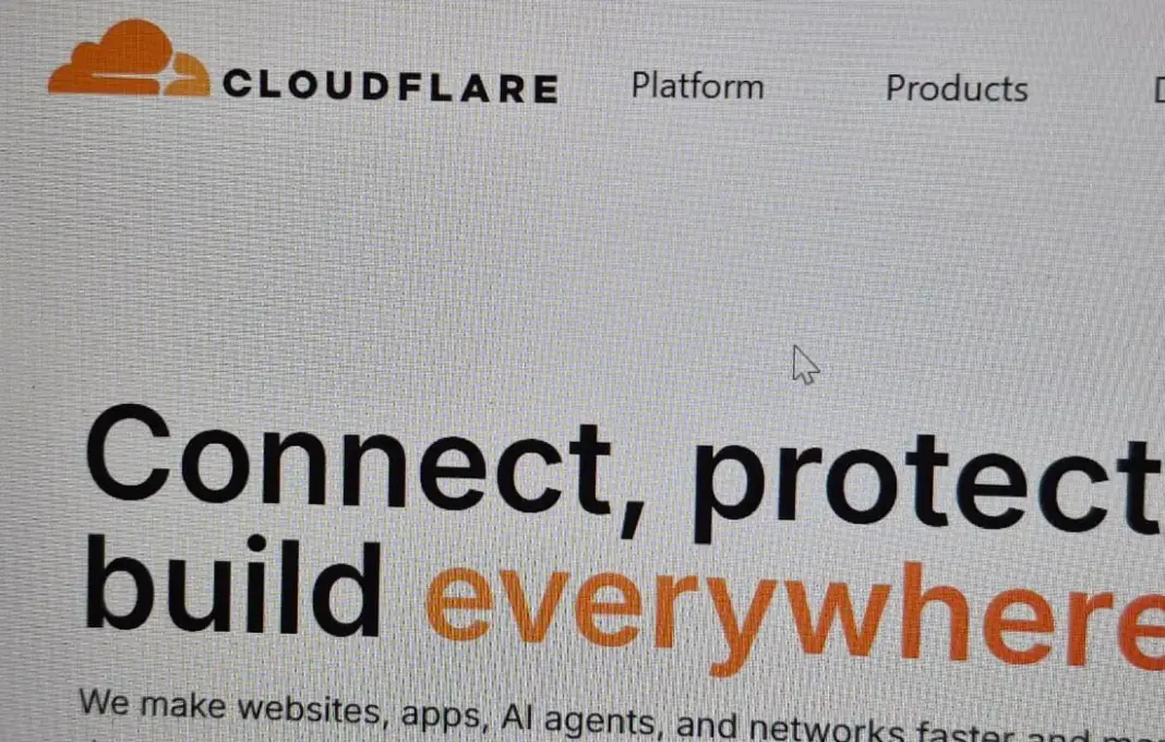 Ilustrasi Cloudflare down pada 18 November 2025, CTO Dane Knecht mengungkap error konfigurasi internal yang memicu crash sistem