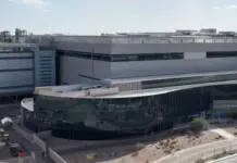 Fasilitas industri Intel Fab 52 di Arizona dengan bangunan besar dan area parkir kendaraan