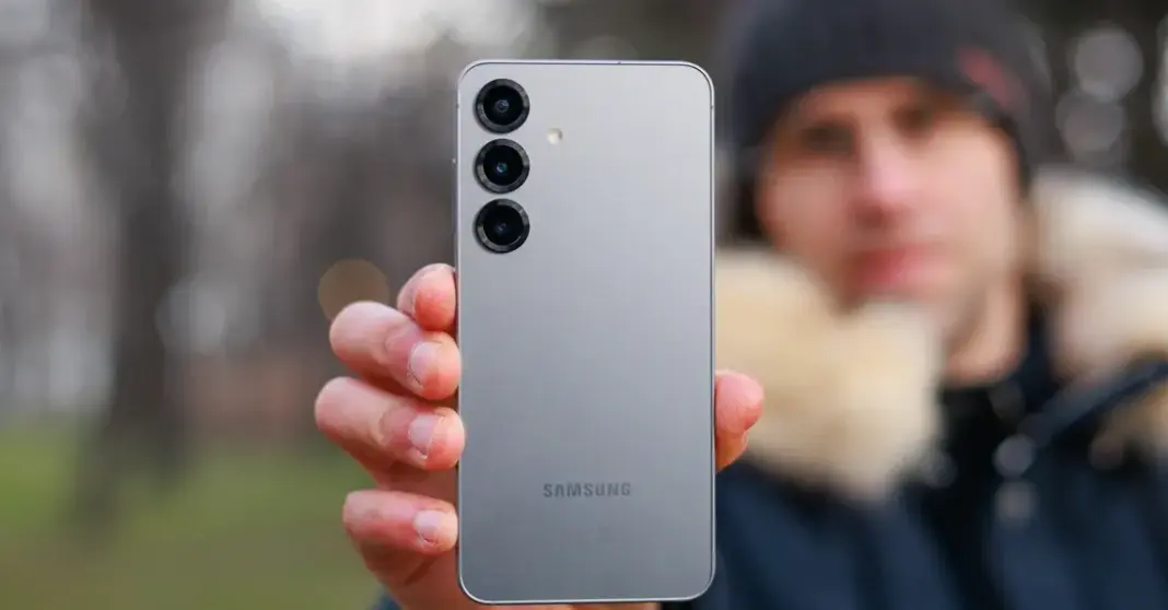 Ilustrasi perbandingan kecerahan layar smartphone flagship termasuk Samsung Galaxy S26 series dengan angka 2600 nits