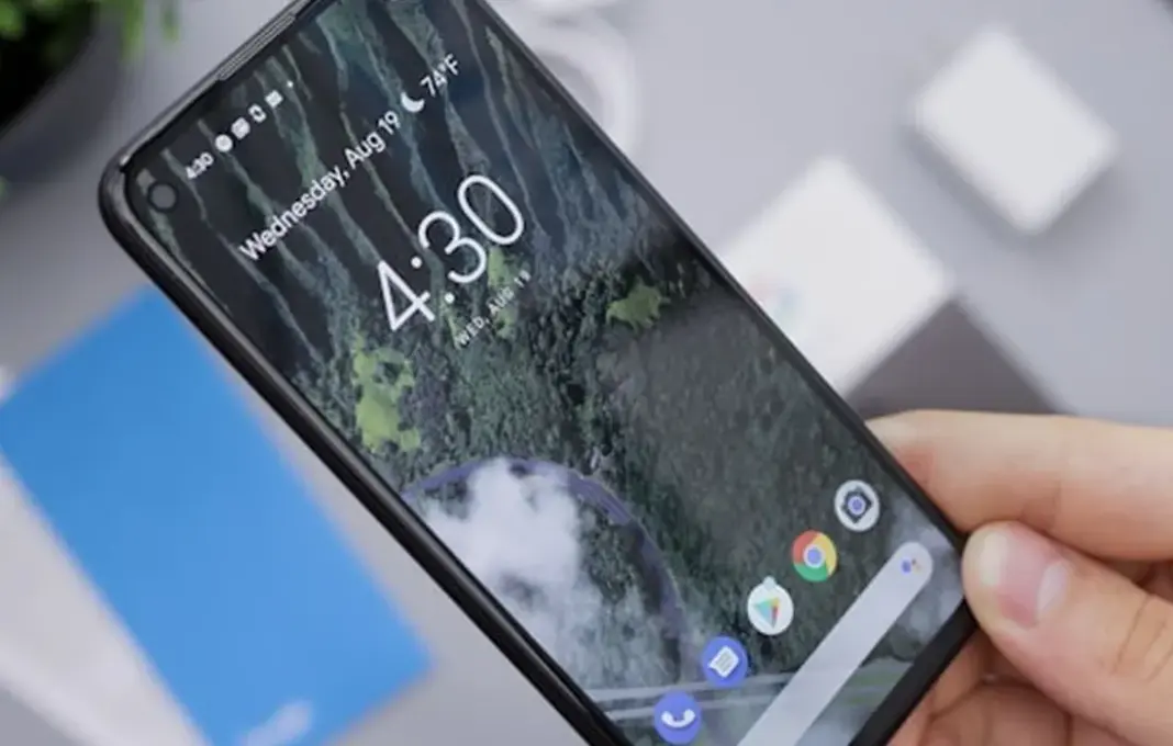 Ilustrasi cara melacak lokasi seseorang menggunakan nomor HP melalui aplikasi Google Maps di smartphone