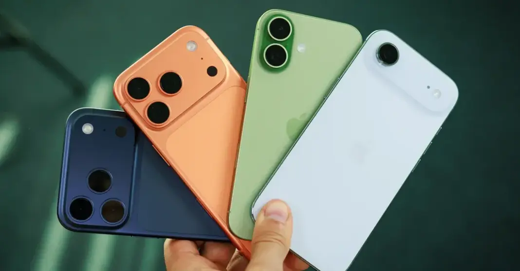 Ilustrasi keluarga iPhone 17 dengan tampilan interface iOS terbaru