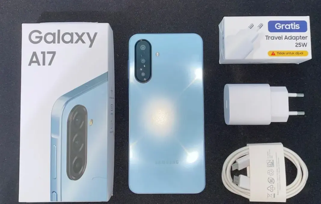 Paket penjualan resmi Samsung Galaxy A17 4G dengan charger 25 watt termasuk dalam box