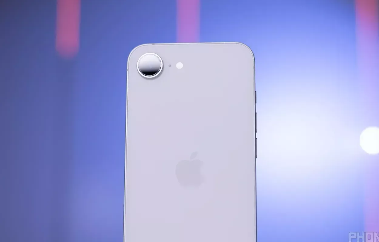 iPhone 16e sebagai referensi perbandingan untuk iPhone 17e