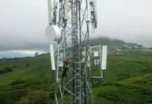 Ilustrasi grafik pertumbuhan belanja keamanan siber operator seluler global dengan latar jaringan digital