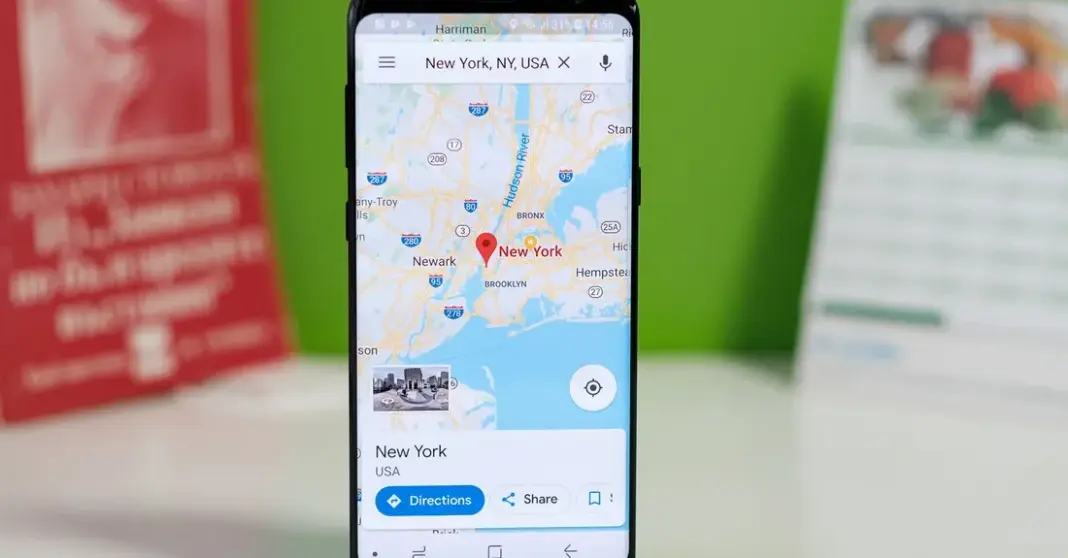 Tampilan Google Maps dengan mode hemat daya aktif pada smartphone Pixel 10