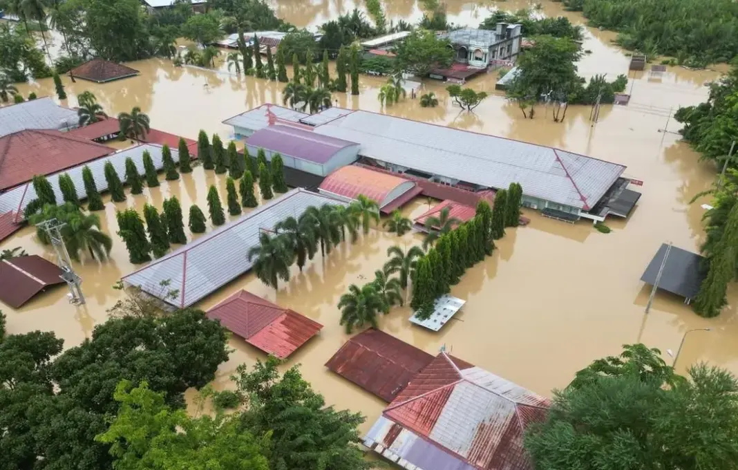 Pemandangan udara wilayah terdampak banjir di Sumatera Utara menunjukkan genangan air luas yang mengisolasi pemukiman dan infrastruktur