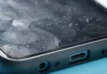 Ilustrasi proses membersihkan layar smartphone yang berminyak dengan kain microfiber