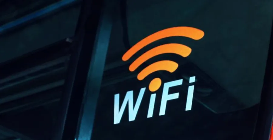 Perbandingan visual kecepatan WiFi dan data seluler pada perangkat mobile