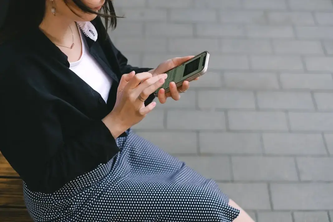 Ilustrasi smartphone dengan logo by.U dan simbol koneksi internet yang cepat dan stabil