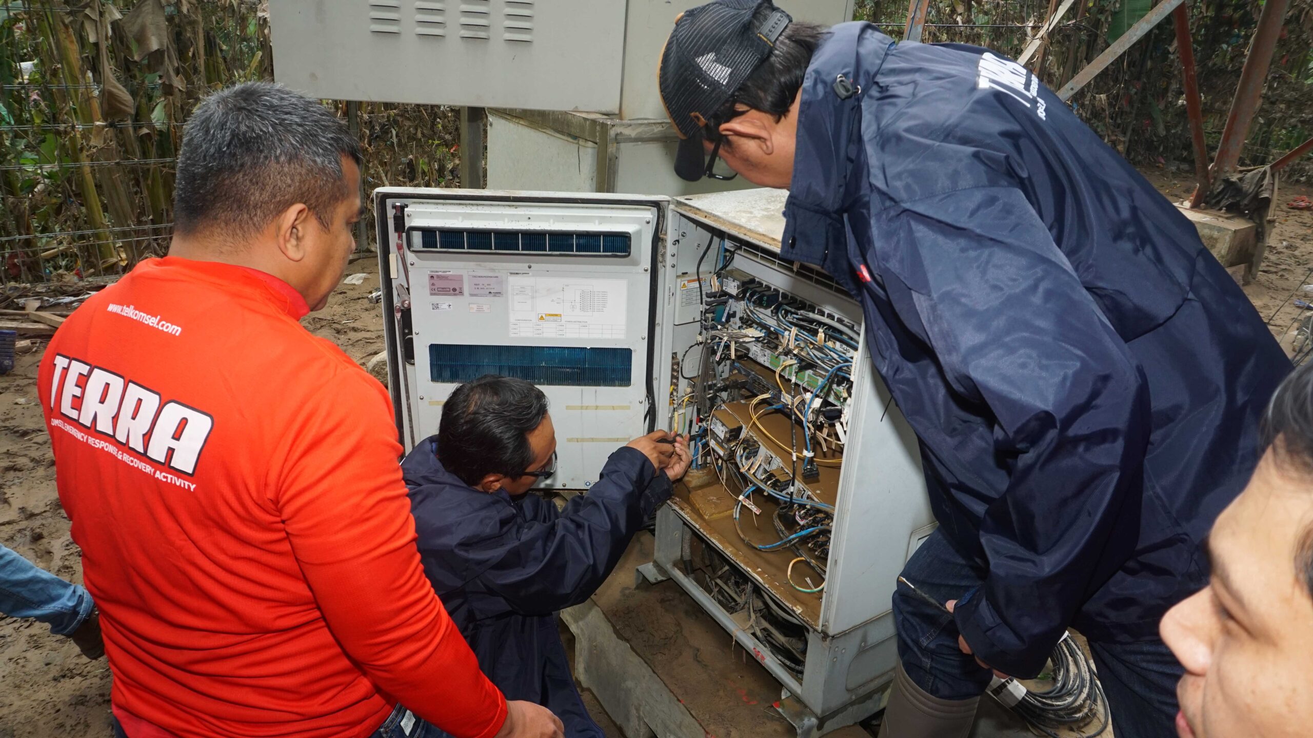 Content image for article: Telkomsel Pulihkan 79,7% Layanan Pascabencana Sumatera, Salurkan Paket Siaga Peduli