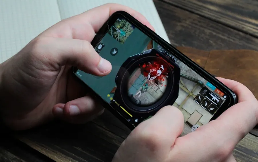 Ilustrasi sekelompok pemain Roblox sedang berkomunikasi menggunakan headset saat mabar