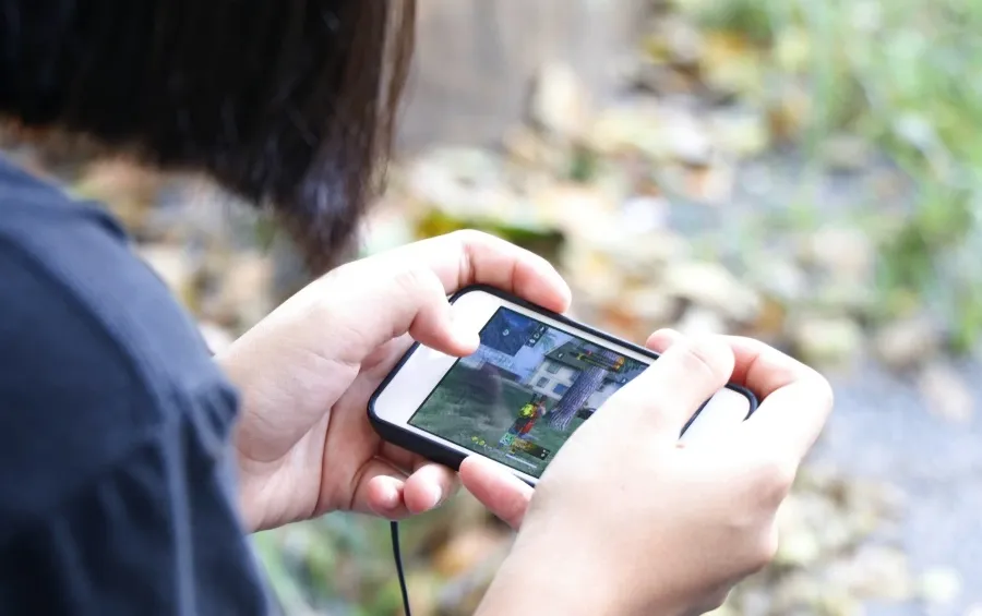 Ilustrasi antarmuka pengaturan suara dan mikrofon di dalam game Roblox