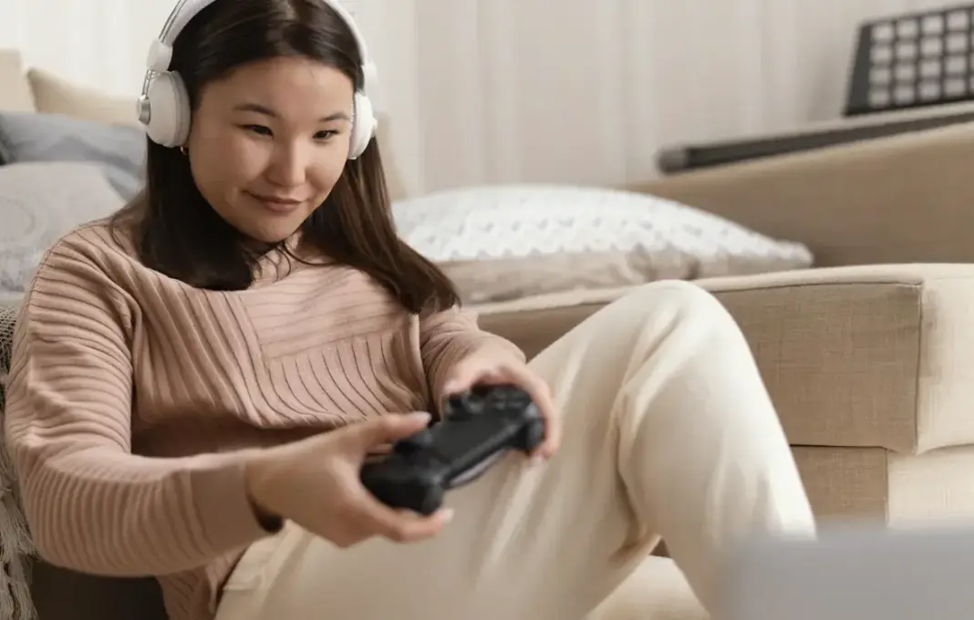 Ilustrasi cara mengaktifkan mikrofon dan pengaturan suara untuk voice chat di game Roblox