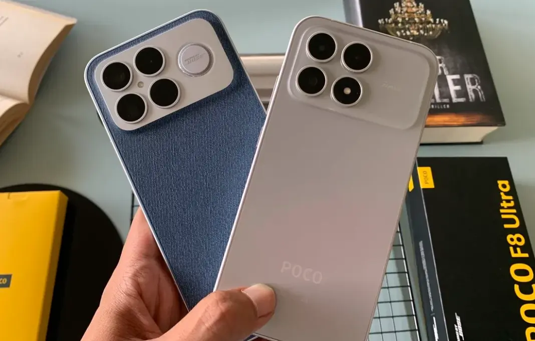 Ilustrasi perbandingan spesifikasi dan desain antara Poco F8 Pro dan Poco F8 Ultra, dua flagship pertama yang mendapat HyperOS 3.