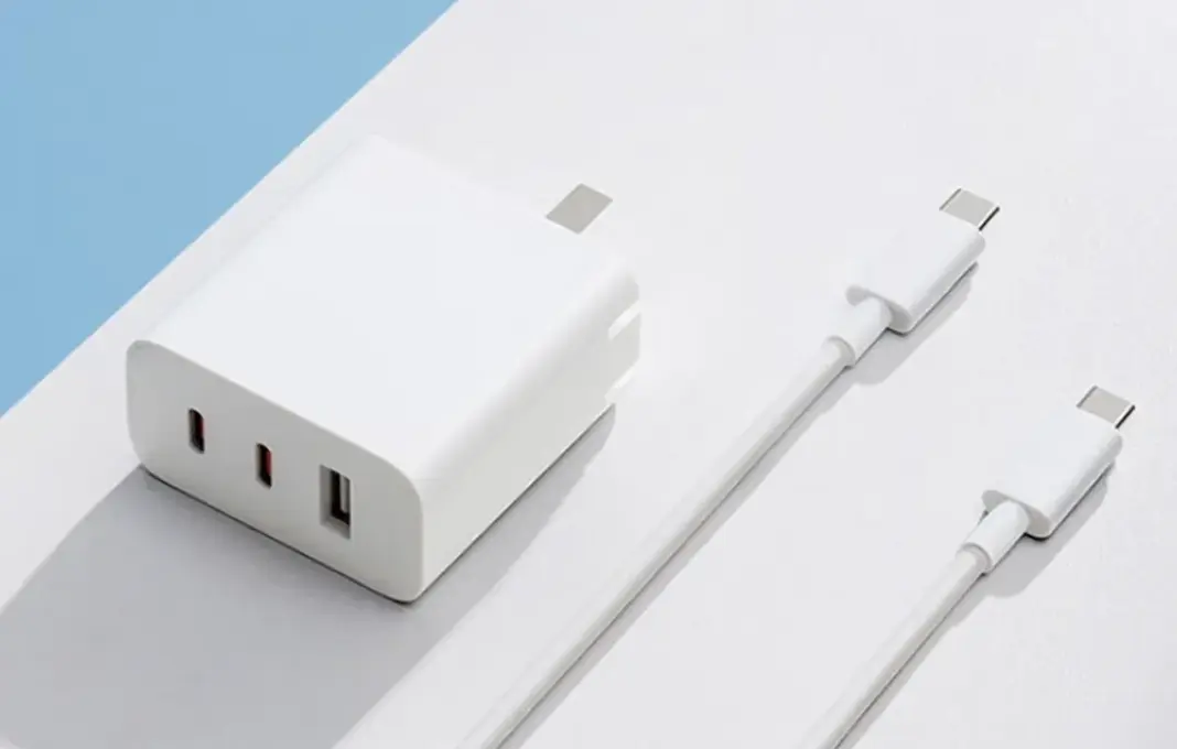Charger Xiaomi GaN 67W tiga port dengan colokan lipat, bisa untuk cas laptop dan smartphone sekaligus