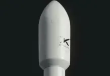 Ilustrasi perangkat terminal Starlink di lokasi bencana dengan latar daerah terdampak banjir.