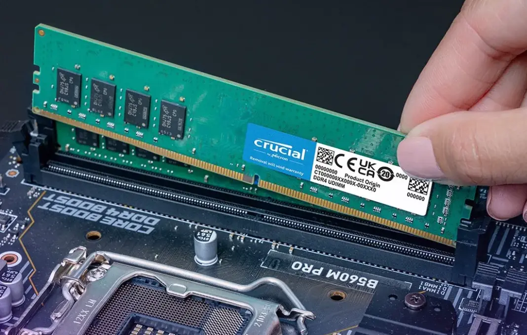 Ilustrasi modul memori RAM Crucial dari Micron di atas sirkuit elektronik, merepresentasikan produk memori konsumer.