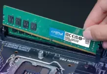 Ilustrasi modul memori RAM Crucial dari Micron di atas sirkuit elektronik, merepresentasikan produk memori konsumer.
