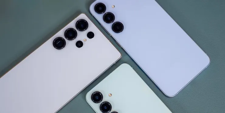 Comparing the sizes and shapes of the Samsung Galaxy S25 Ultra, Samsung Galaxy S25 Plus, and Samsung Galaxy S25