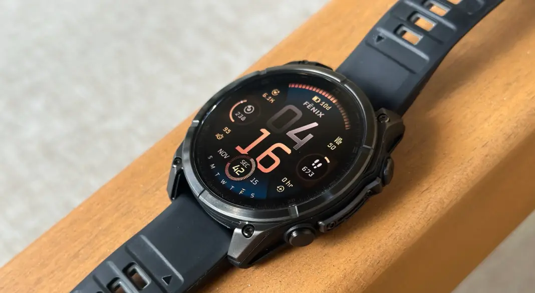 Tampilan samping close-up jam tangan Garmin Fenix 8 dengan tampilan default, menunjukkan desain dan konstruksi yang kokoh.