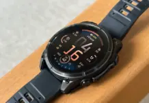 Harga Garmin Fenix 8 Turun, Masih Layak Dibeli? Tampilan samping close-up jam tangan Garmin Fenix 8 dengan tampilan default, menunjukkan desain dan konstruksi yang kokoh.