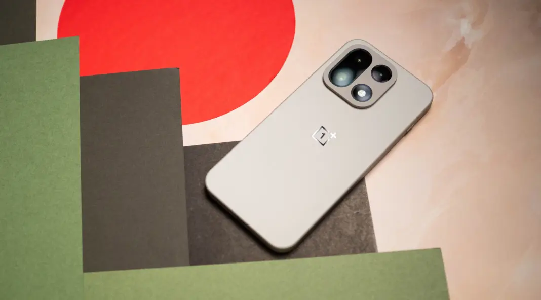 Tampilan layar ponsel OnePlus 15 yang sedang diuji coba dalam sebuah sesi review