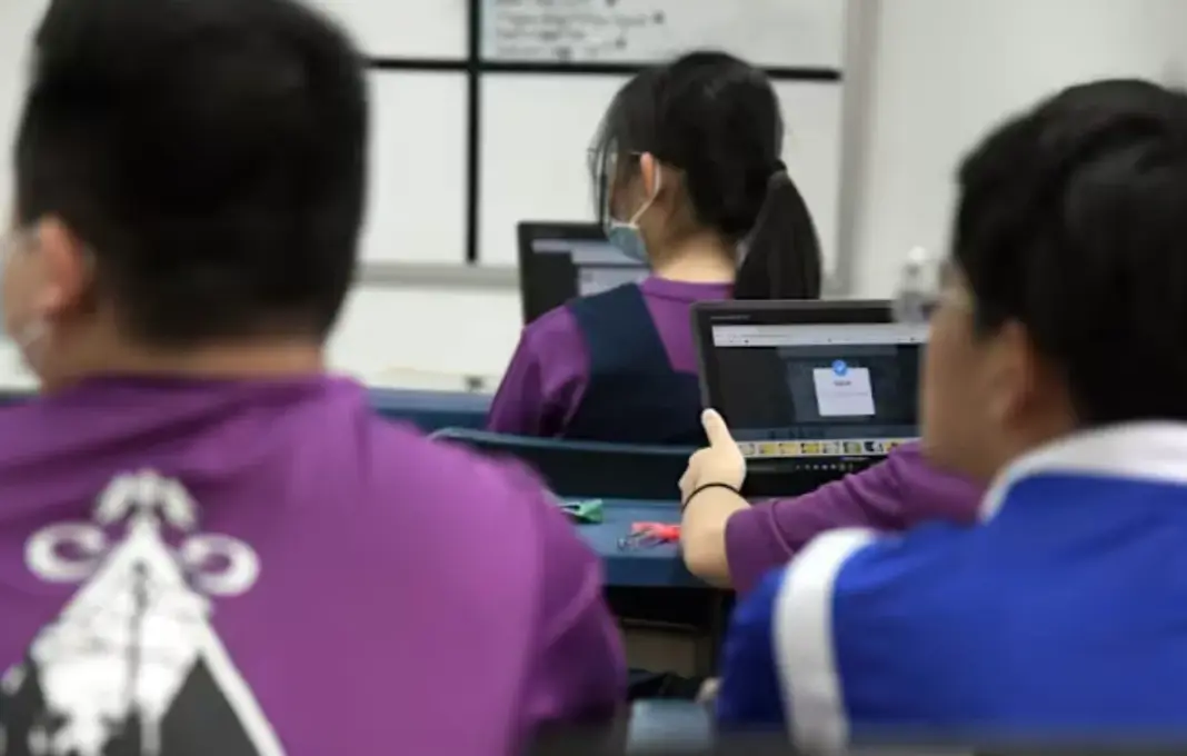 Ilustrasi siswa sekolah menengah di Singapura menyimpan smartphone dan smartwatch di dalam loker sekolah, sesuai aturan baru yang berlaku mulai 2026.