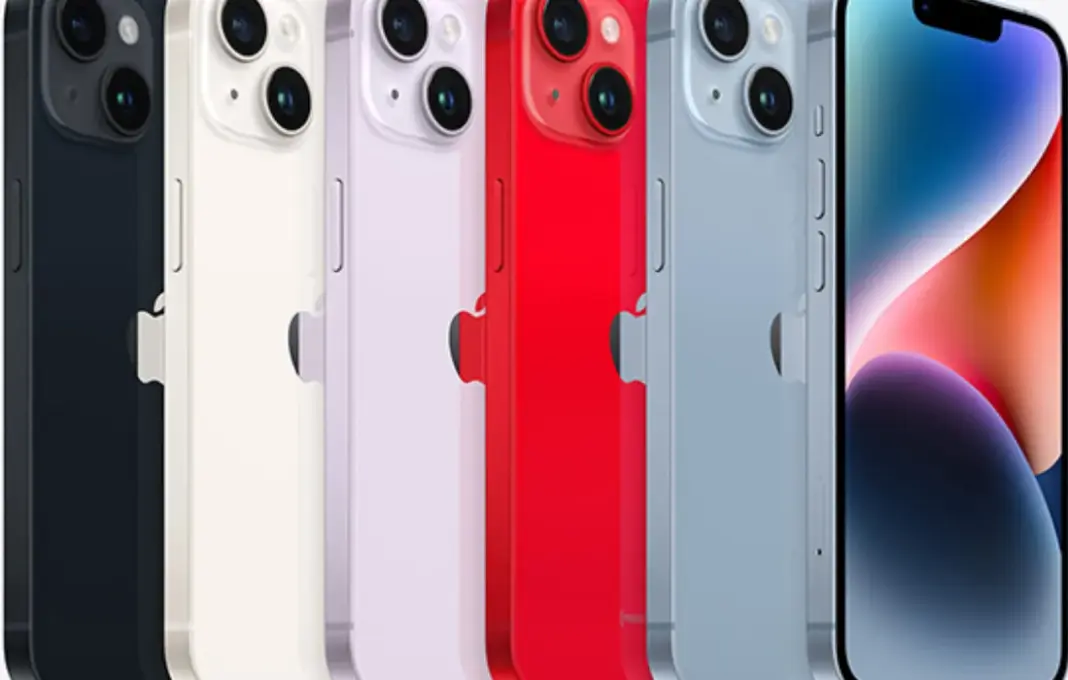 Perbandingan visual iPhone 13 dan iPhone 14 dengan informasi harga terbaru Desember 2025 di latar belakang.