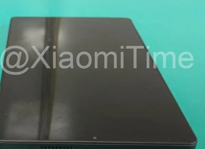 Desain belakang tablet gaming Black Shark 8.8 inci dengan pola geometris dan logo S