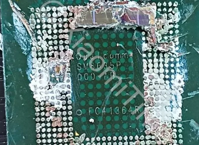 Tampilan samping tablet Black Shark menunjukkan tombol power merah dan speaker grille