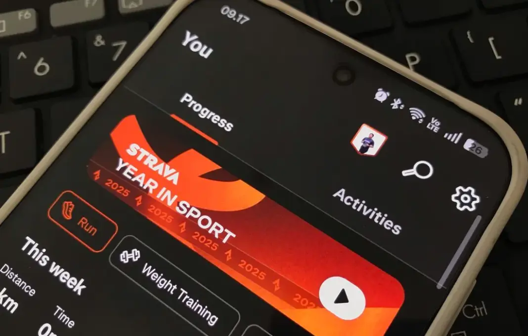 Ilustrasi tampilan fitur Strava Year in Sport 2025 di dalam aplikasi Strava di smartphone.