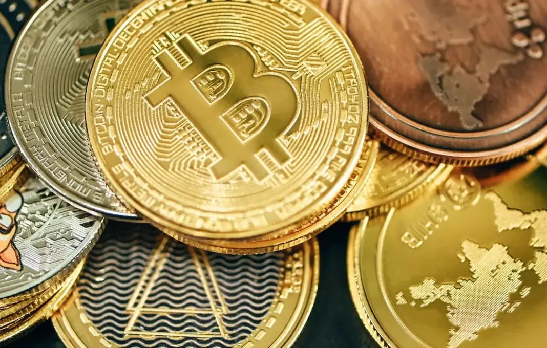 Ilustrasi Bitcoin dengan simbol Europol dan grafis jejak digital yang terputus, merepresentasikan operasi penutupan CryptoMixer.