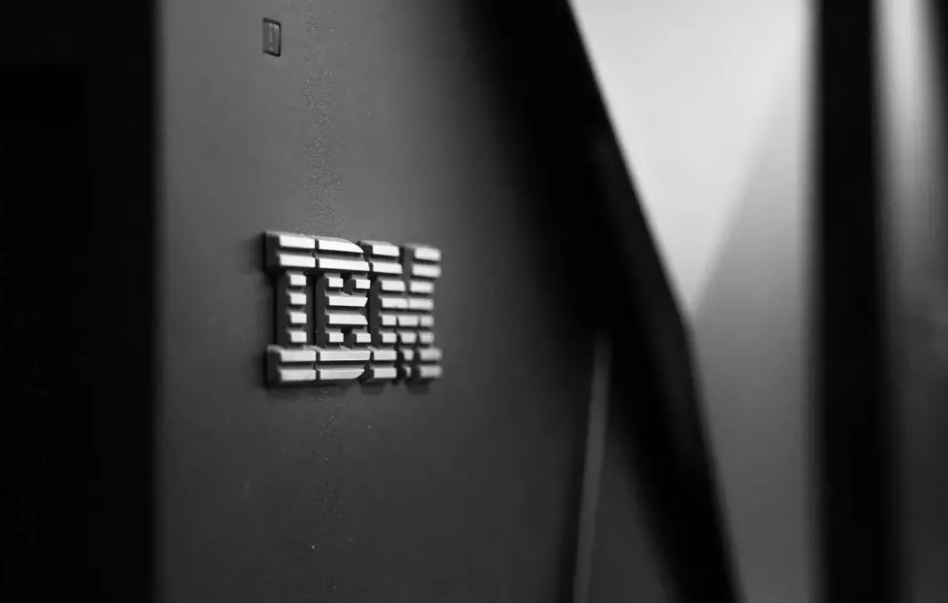 Ilustrasi logo IBM dengan latar belakang aliran data digital, simbol akuisisi dan teknologi data streaming.