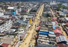 Pemulihan Internet Sumatera Capai 97,8% di Tengah Duka Korban Banjir Infografis kondisi BTS di Aceh pasca banjir menunjukkan 60,7% masih padam akibat gangguan listrik, dengan latar peta Sumatra.