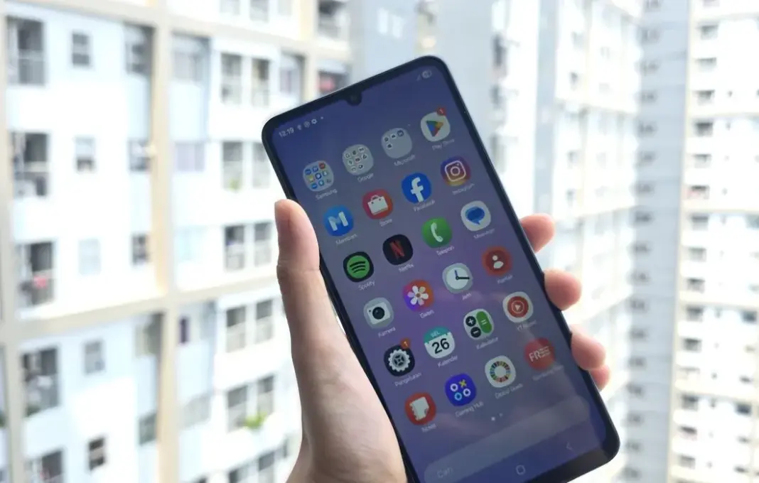 Tampilan layar Samsung Galaxy A07 dengan panel 6,7 inci dan refresh rate 90 Hz di bawah cahaya luar ruangan