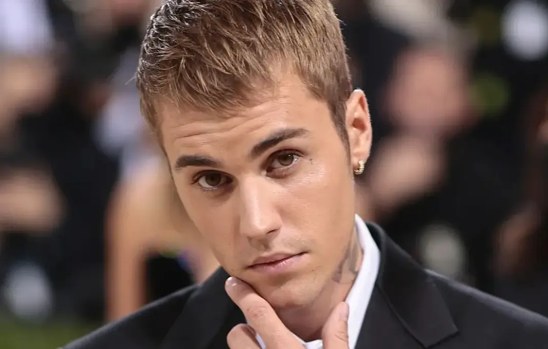 Justin Bieber, penyanyi pop Kanada, sedang memegang ponsel dengan ekspresi kesal