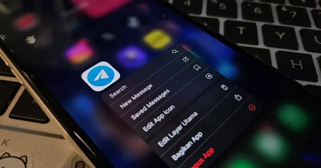 Ilustrasi analis keamanan siber menyelidiki aktivitas ilegal penjahat siber di aplikasi Telegram di layar komputer.