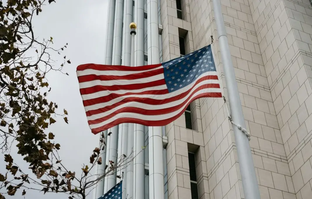 Ilustrasi pemeriksaan paspor dan perangkat digital di bandara, mewakili aturan baru screening media sosial untuk masuk Amerika Serikat.